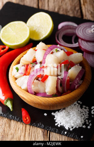 Spicy Ceviche von Kabeljau mit Gemüse salsa Close-up auf einem Teller auf dem Tisch. vertikal Stockfoto