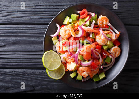 Lecker ceviche von Garnelen mit Gemüse, Gewürze und Kalk in der Nähe auf einem Teller auf den Tisch. horizontal oben Ansicht von oben Stockfoto