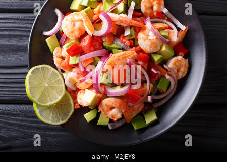 Seviche von marinierte Garnelen mit Avocado, Paprika, Tomaten und Zwiebel close-up auf einem Teller. horizontal oben Ansicht von oben Stockfoto