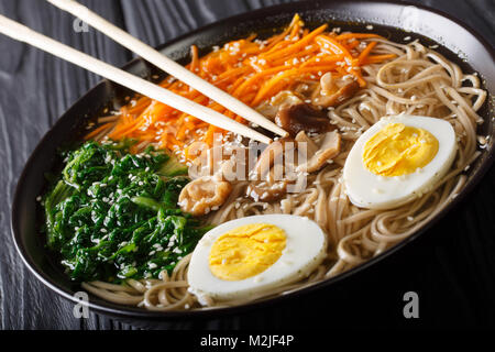 Gesunde Ernährung: soba Suppe mit Gemüse, Shiitake Pilze, Eier und Sesamsamen close up in eine Schüssel. Horizontale Stockfoto