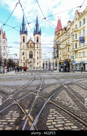 Straßenbahnschienen auf Strossmayer Platz mit Kirche St. Antonius von Padua, Prag, Tschechische Republik Stockfoto