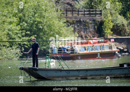 Die hand-herausgezogenes Kabel Fähre über den Fluss Wye Symonds Yat zwischen Ost und West, UK Stockfoto