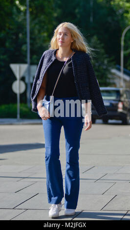 Eine blonde Frau hinunter Parkveien Street, Oslo (Norwegen) Stockfoto