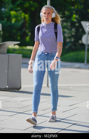 Eine blonde Frau hinunter Parkveien Street, Oslo (Norwegen) Stockfoto