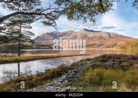 Die Schönheit der schottischen Highlands übersicht Liathach Berg mit Loch Clair Torridon Wester Ross im Vordergrund. Stockfoto