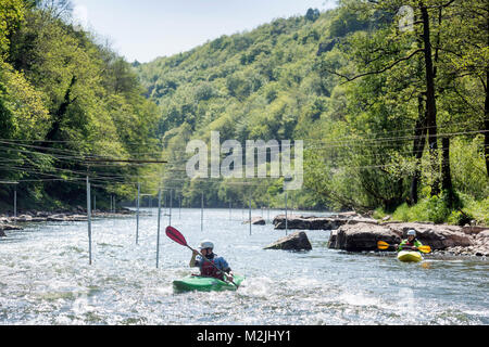 Das Kanu und Kajak Trainer Ben Matthews (links) führt ein Schüler über den Fluss Wye in der Nähe von Symonds Yat in Herefordshire, UK Stockfoto