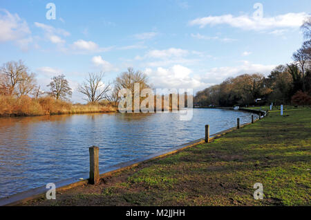 Ein Blick auf den Fluss Yare mit leeren Boot moorings auf den Norfolk Broads im Winter bei Bramerton, Norfolk, England, Vereinigtes Königreich, Europa. Stockfoto