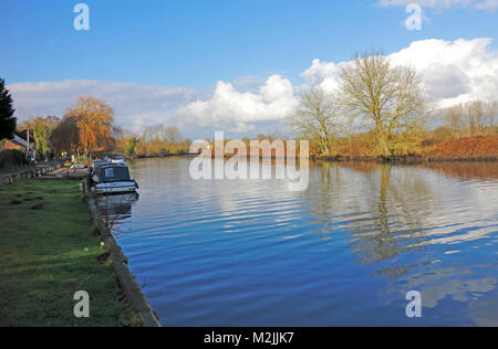 Ein Blick auf den Fluss Yare mit angelegten Boote auf den Norfolk Broads im Winter bei Bramerton, Norfolk, England, Vereinigtes Königreich, Europa. Stockfoto