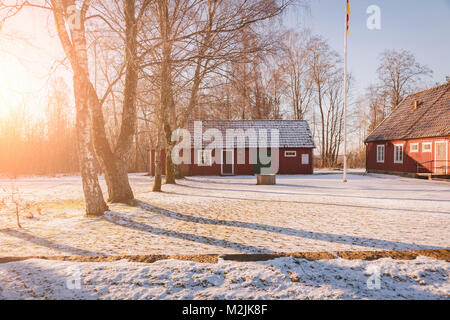 Traditionelle schwedische landwirtschaftlichen Gebäuden in rot Holz. Stockfoto