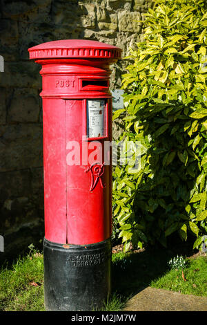 Eine rote Säule, oder Post, Feld mit dem Wappen der Königin Victoria Stockfoto