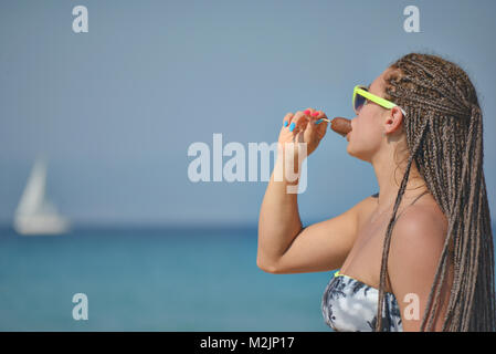 Mädchen essen Eis Meer Ozean Stockfoto
