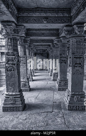 Patan, Gujarat, Indien, Dezember 05,2014 - ein Blick von Innen geschnitzten Wände und Säulen in Rani Ki Vav Stockfoto