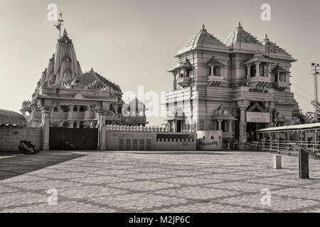 Somnath, Gujarat, Indien, Dezember 13,2014 eine gegenwärtige Ansicht der geschnitzte Eingangstor und Somnath Tempel Stockfoto