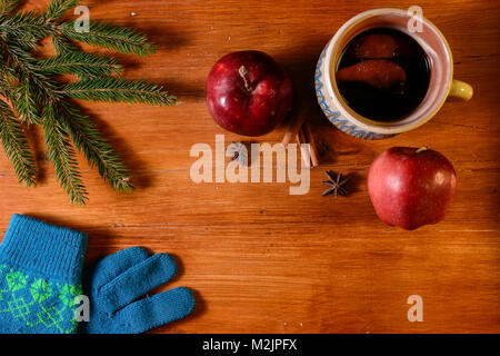 Wein in Keramik Becher auf rustikalen Holztisch Glühwein Stockfoto