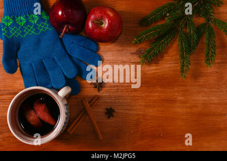 Wein in Keramik Becher auf rustikalen Holztisch Glühwein Stockfoto