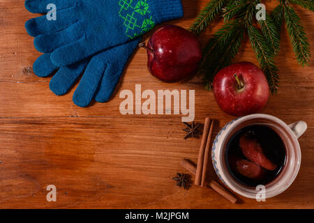 Wein in Keramik Becher auf rustikalen Holztisch Glühwein Stockfoto