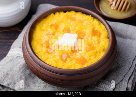 Millet Porridge mit Kürbis in einem Ton Schüssel Stockfoto