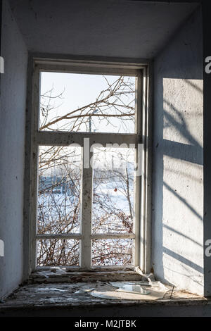 Das alte Fenster ohne Fenster im Haus von Ton Stockfoto