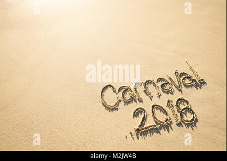 Nachricht für Karneval 2018 geschrieben auf glatten Sandstrand Stockfoto