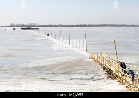 Das Eis Übergang über den Fluss Sewernaja Dwina. Russland, Archangelsk Stockfoto