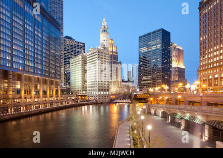 Chicago, Illinois, Vereinigte Staaten - ein Blick auf den Chicago River, Riverwalk und Bürogebäude in der Innenstadt. Stockfoto