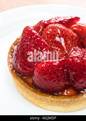 Mini Erdbeerkuchen auf weiße Platte Stockfoto
