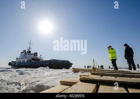 Icebreaker Spaziergang am Fluss vorbei an der Fußgängerzone Eis überqueren Stockfoto