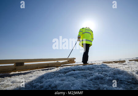 Bau des Ice Kreuzung in Archangelsk Stockfoto