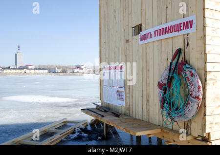 Das Eis Übergang über den Fluss Sewernaja Dwina. Russland, Archangelsk Stockfoto