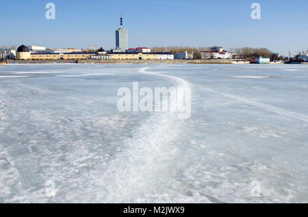 Das Eis Übergang über den Fluss Sewernaja Dwina. Russland, Archangelsk Stockfoto