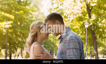 Paar in Liebe sanft umarmen, genießen auf Datum im Park, erste Liebe, Filmmaterial Stockfoto