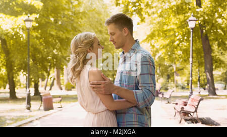 Paar sanft umarmt, lange genießen - erwartete Datum im Park, erste Liebe, Filmmaterial Stockfoto
