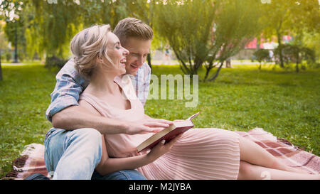 Freundliche paar Freizeit genießen im Park lesen Buch und gemeinsam Spaß haben Stockfoto
