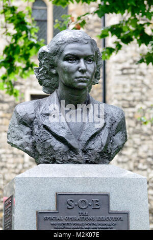 London, England, UK. Büste von Violette Szabo auf der Special Operations Executive Memorial (2009: Karen Newman) auf der Albert Embankment Stockfoto