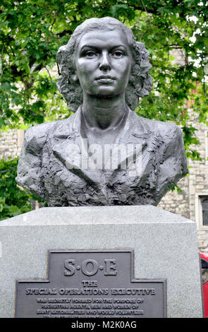 London, England, UK. Büste von Violette Szabo auf der Special Operations Executive Memorial (2009: Karen Newman) auf der Albert Embankment Stockfoto