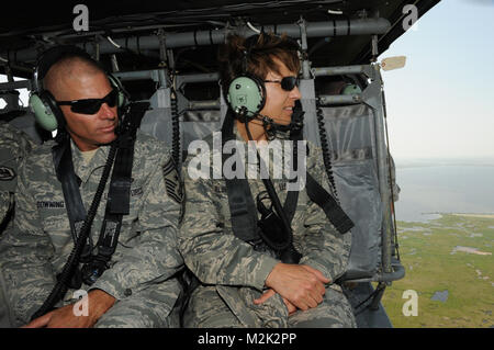 Großartige Insel, La-der National Guard Bureau älterer Soldat Führer Command Chief Master Sgt. Denise Jelinski-Hall und Command Chief Master Sgt. James Downing von 159. Der Louisiana Air National Guard Fighter Wing, beobachtet der Louisiana Küste aus einem Blackhawk Hubschrauber, am 31. Juli 2010 in Grand Isle, La Command Chief Master Sgt. Jelinski-Hall und Command Chief Master Sgt. Downing besuchen mit Louisiana der Nationalgarde, die Unterstützung sind die Aufräumarbeiten des Deep Water Horizon oil spill. (U.S. Air Force Foto: Staff Sgt. Jeffrey T. Barone, Louisiana National Guard Öffentliche Stockfoto