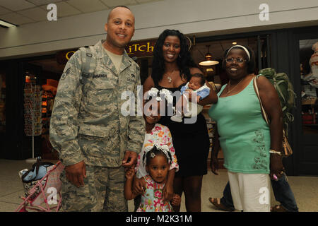 KENNER, La-SrA Eugene Cummings von 159. Der Louisiana Air National Guard Fighter Wing, Security Forces Squadron, vereint mit seiner Familie bei Louis Armstrong New Orleans International Airport am 6. August 2010. Zur Unterstützung der überseeischen Blindbewerbungen, ca. 40 Flieger zum Einsatz Luftwaffenstützpunkt Manas, Kirgisistan als Teil der Gesamtkraft Sicherheitspaket der 376 Air Expeditionary Wing zugeordnet. (U.S. Air Force Foto: Staff Sgt. Jeffery T. Barone, 159 Jagdgeschwader Public Affairs Office/Freigegeben) Willkommen Home 159 SFS durch Louisiana National Guard Stockfoto