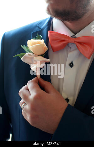 Stellen Bräutigam mit Knopfloch. Hochzeit Details, schöne Ansteckblume Stockfoto