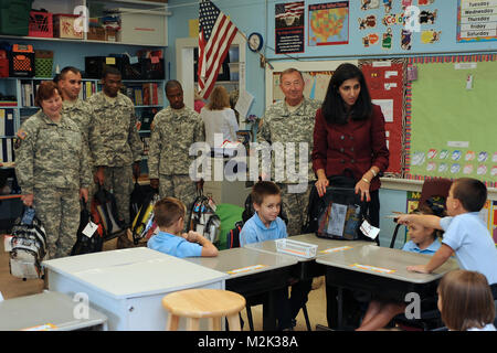 CHAUVIN, La-supriya Jindal, Frau Gouverneur von Louisiana, Bobby Jindal, Generalmajor Bennett C. Landreneau, der Adjutant General der Louisiana National Guard, und die Mitglieder der 769th Engineer Battalion helfen, die Schulsachen an Studenten der Boudreaux Canal Volksschule in Chauvin, La., August 11, 2010. Die Schule liefert die erste Dame gespendet, die von den Studierenden Deepwater Horizon Ölpest betroffen sind, zu helfen. (U.S. Air Force Foto von Master Sgt. Toby M. Valadie, Louisiana National Guard State Public Affairs Office/Freigegeben) Schule Versorgung Verteilung 085 durch Louisia Stockfoto