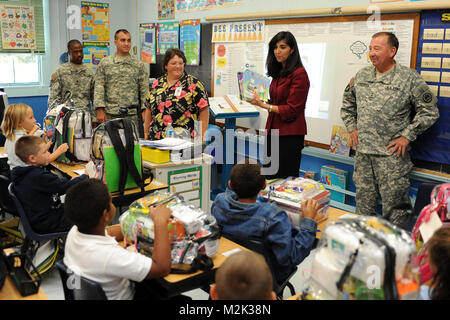 CHAUVIN, La-supriya Jindal, Frau Gouverneur von Louisiana, Bobby Jindal, Generalmajor Bennett C. Landreneau, der Adjutant General der Louisiana National Guard, und die Mitglieder der 769th Engineer Battalion helfen, die Schulsachen an Studenten der Boudreaux Canal Volksschule in Chauvin, La., August 11, 2010. Die Schule liefert die erste Dame gespendet, die von den Studierenden Deepwater Horizon Ölpest betroffen sind, zu helfen. (U.S. Air Force Foto von Master Sgt. Toby M. Valadie, Louisiana National Guard State Public Affairs Office/Freigegeben) Schule Versorgung Verteilung durch Louisiana N Stockfoto