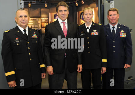 Von links nach rechts: Armee Maj Gen Jose S. Mayorga, Armee Brig. Gen. Joyce L. Stevens und Air Force Brig. General John F. Nichols melden Sie Texas reg. Rick Perry, Aug. 21 An der 132. der National Guard Association der Vereinigten Staaten General Conference in Austin, Texas. 100821-A-1403 C-007 von Texas militärische Abteilung Stockfoto
