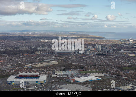 Ein Blick auf die Skyline von der walisischen Hauptstadt Cardiff mit dem Bristol Kanal sichtbar über Stockfoto