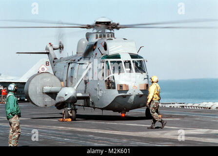 980224-N -7578 S-001 an Bord der USS GEORGE WASHINGTON (Feb. 24, 1998) - Ein hat.2 Eine AEW ÒSea KingÓ von der britischen Royal Navy Helicopter Squadron 849, bereitet die von der Plattform des U.S. Navy aircraft USS George Washington (CVN 73) anheben. George Washington ist in den Persischen Golf zur Unterstützung der Operation Southern Watch eingesetzt. Us Navy Foto von PhotographerÕs Mate Airman Joseph Strevel. (Freigegeben) 980224-N -7578 S-001 von navalsafetycenter Stockfoto