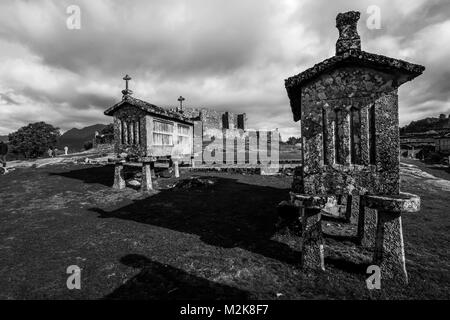 Scheunen und Lindoso Schloss Stockfoto