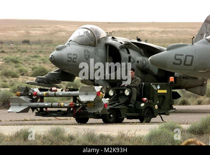 980329-N-1717 N-001A Schiffsantriebe ein Warenkorb Sidewinder Raketen auf AV-8B Harrier Jets auf dem Flug von Ali Al Salem Air Base, Kuwait, am 29. März 1998 zu laden. Die Falken sind auf den 11 Marine Expeditionary Unit zugeordnet und Fliegen zur Unterstützung der Operation Southern Watch, der USA und der Koalition die Durchsetzung der no-fly-Zone im Süden des Irak. DoD Foto von Petty Officer 2. Klasse Karl Neff, US Navy. 980329-N-1717 N-001 von navalsafetycenter Stockfoto