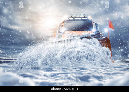 Professionelle Schneepflug an einem verschneiten Straße Stockfoto