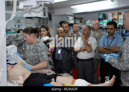 Bagdad - die irakische Ärzte aus Yarmouk Krankenhaus aufmerksam Spc beobachten. Nicole Festini behandeln mock Unfall SPC. Alan Horsford, sowohl eine Combat medics mit Task Force 28 Combat Support Hospital, während einer Tour des Krankenhauses als Teil der Operation medizinische Allianz am Sather Air Base hier, April 7. Festini, Santa Barbara, Calif. native und Horsford, ein Jackson, Michigan Eingeborener, in dem simulierten Unfall übung Teil der Ersten der irakischen Ärzte Besuch im Krankenhaus US-Militär medizinischen standard operating procedures Anzeigen teilgenommen. (U.S. Armee Foto von Pfc. Kimberly Hackbarth, SBCT PAO, 4. Stockfoto