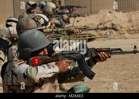 Gemeinsame SICHERHEIT STATION GERECHTIGKEIT, Irak - eine Linie der irakischen Armee Soldaten mit 22 Brigade, 6. Division IA Feuer live Umläufe bei Papier ziele hier, 26.04.19. (U.S. Armee Foto von Pfc. Kimberly Hackbarth, 4 SBCT PAO, 2. Inf. Div., USD-C) das Feuern live Runden, die von den 1st Armored Division und Fort Bliss Stockfoto