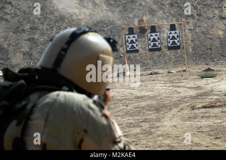 100418-A-6124 H-065 JOINT SECURITY STATION GERECHTIGKEIT, Irak - ein Soldat mit 22 Brigade, 6 irakische Armee Division Umläufe bei Papier ziele Brände während einer live Feuer Bereich Übung hier, 26.04.19. (U.S. Armee Foto von Pfc. Kimberly Hackbarth, 4 SBCT PAO, 2. Inf. Div., USD-C) Feuern auf Papier Ziele, die von den 1st Armored Division und Fort Bliss Stockfoto