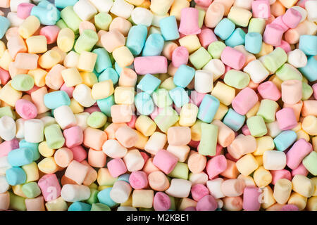Süß lecker farbige Marshmallow mini auf Weiß Stockfoto